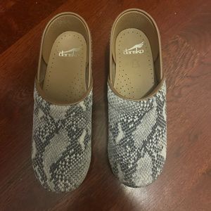 Gently Used Snakeskin Pattern Dansko Clogs in Sz 38